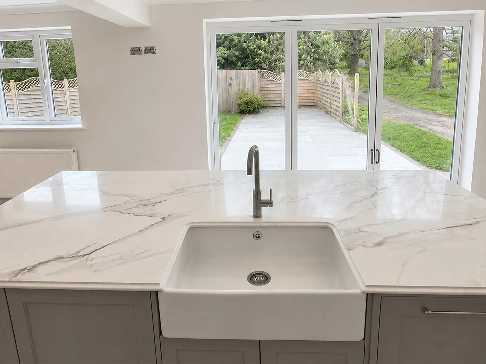Arabescato brown quartz worktop.