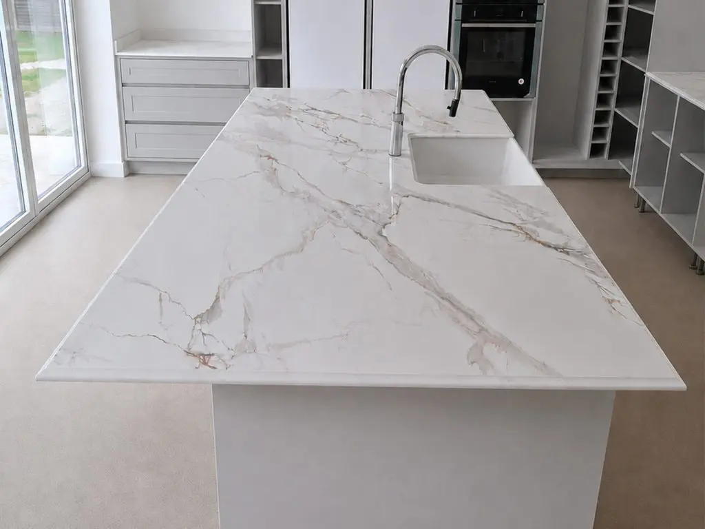 Arabescato brown quartz worktop.