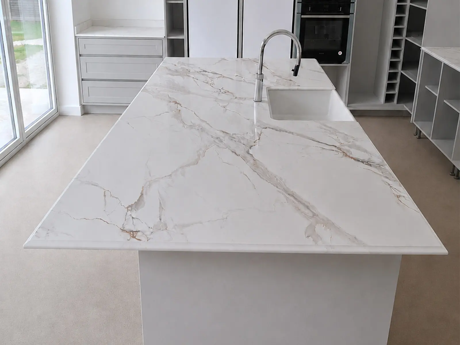 Arabescato brown quartz worktop.