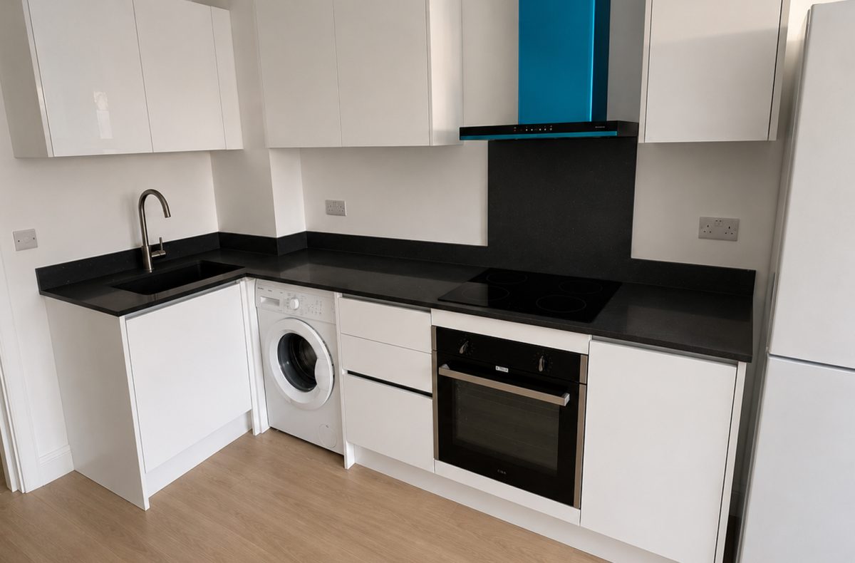Black Sparkle Quartz in a Compact Colchester